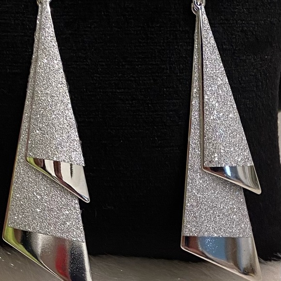 Elegant Frost: Geometric Drop Fashion Earrings in Frosted Silver - Picture 5 of 13
